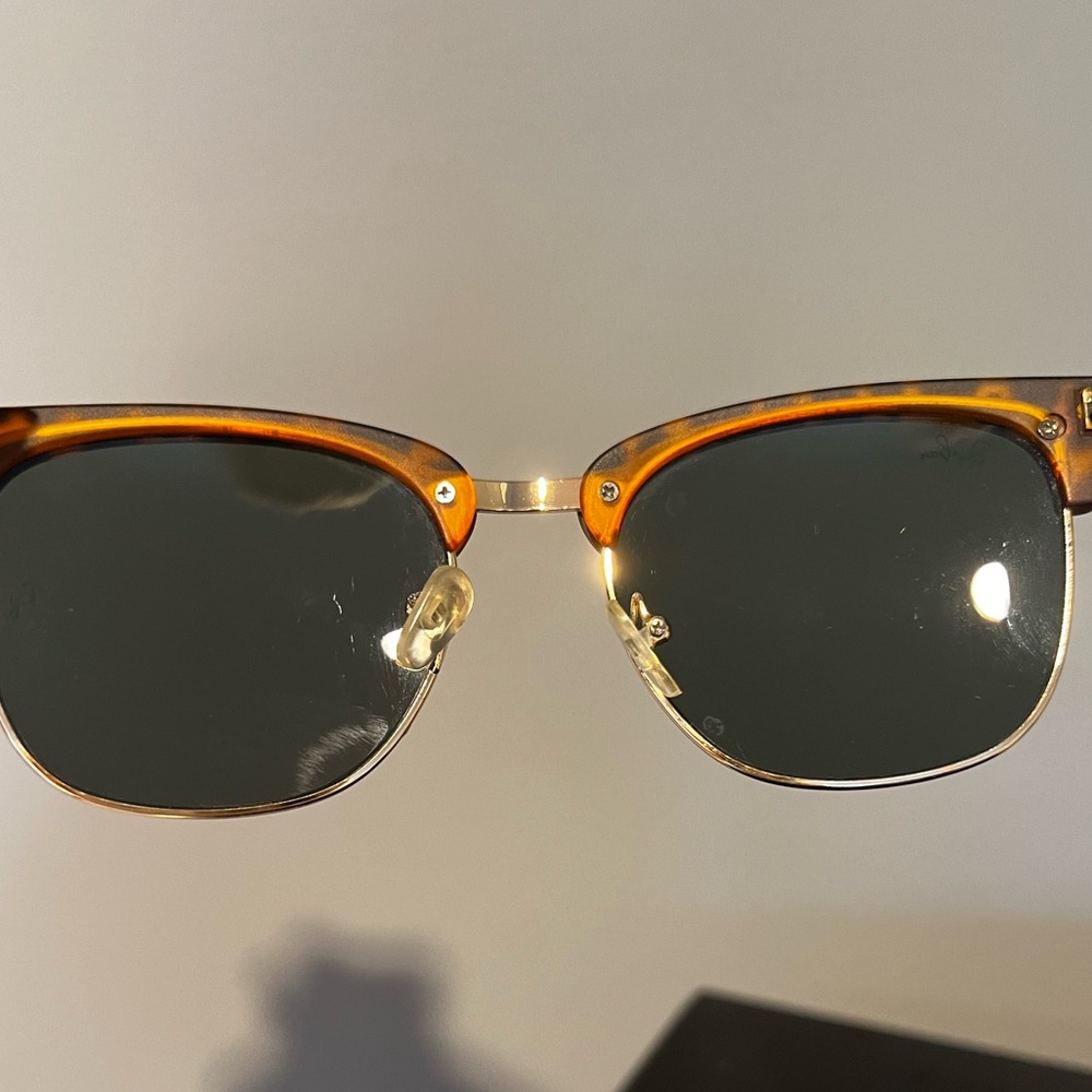 Ray-Ban Clubmaster Classic Polished Tortoise on Gold Sunglasses - Picture 15 of 16